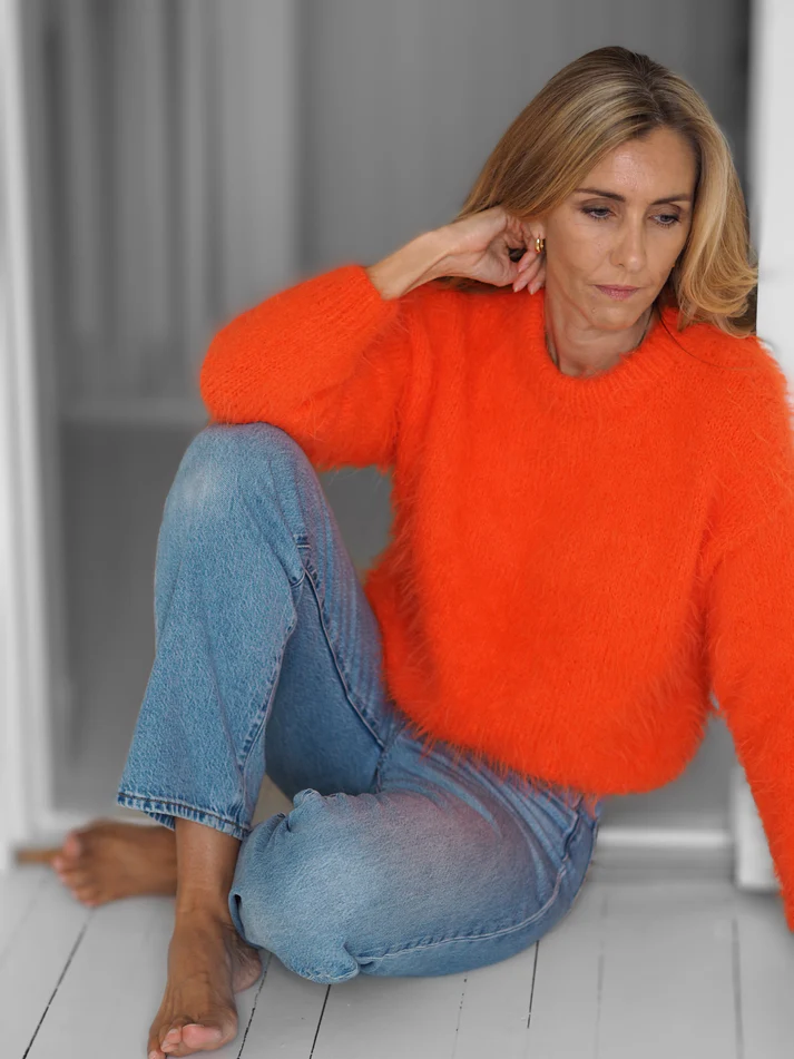 StrikkeKit “Fuzzy Sweater” (Opskrift + Garn) – Ultra blød og elegant – Størrelse S