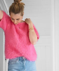 Strikkeopskrift “Fuzzy Tee” – Ultra blød og elegant.