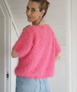 Strikkeopskrift “Fuzzy Tee” – Ultra blød og elegant.