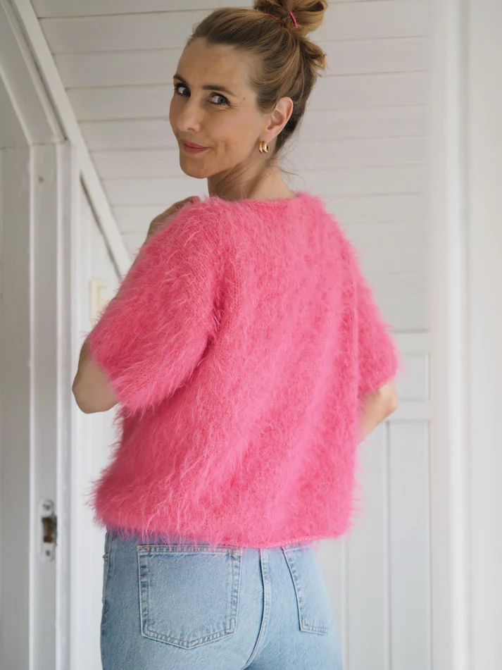 Strikkeopskrift “Fuzzy Tee” – Ultra blød og elegant.