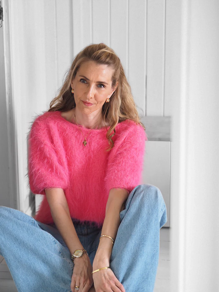 Strikkeopskrift “Fuzzy Tee” – Ultra blød og elegant.