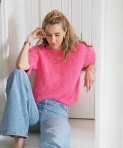 Strikkeopskrift “Fuzzy Tee” – Ultra blød og elegant.