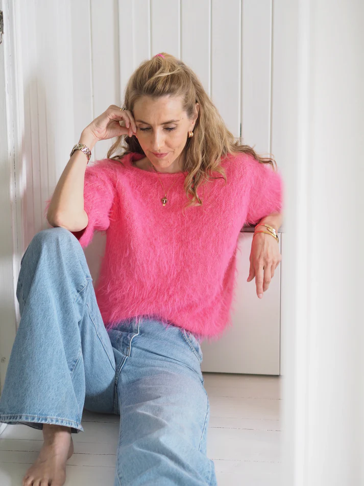 Strikkeopskrift “Fuzzy Tee” – Ultra blød og elegant.