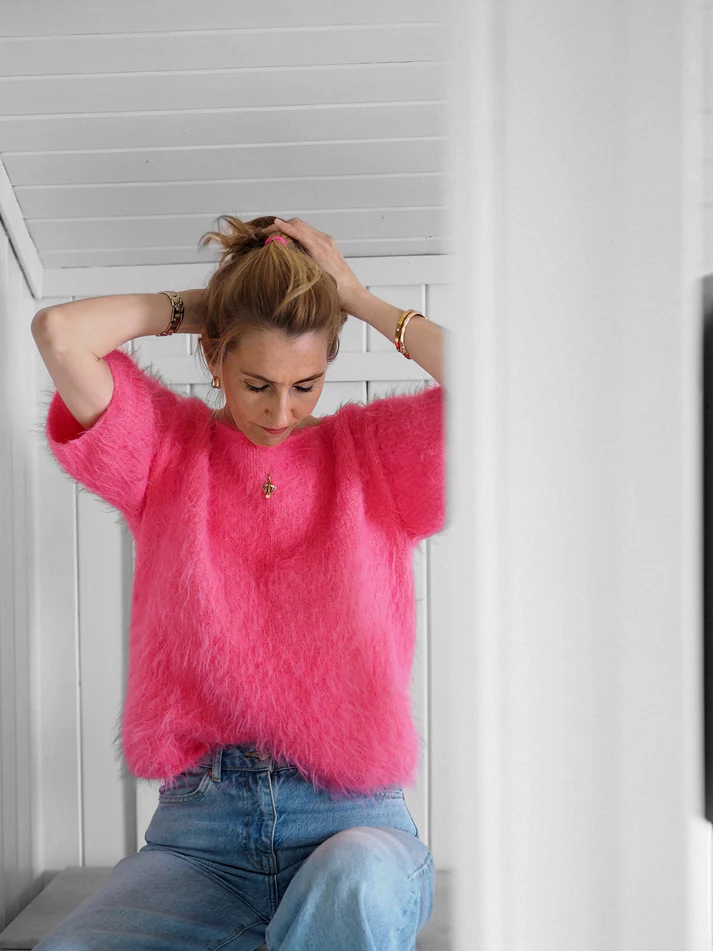 Strikkeopskrift “Fuzzy Tee” – Ultra blød og elegant.