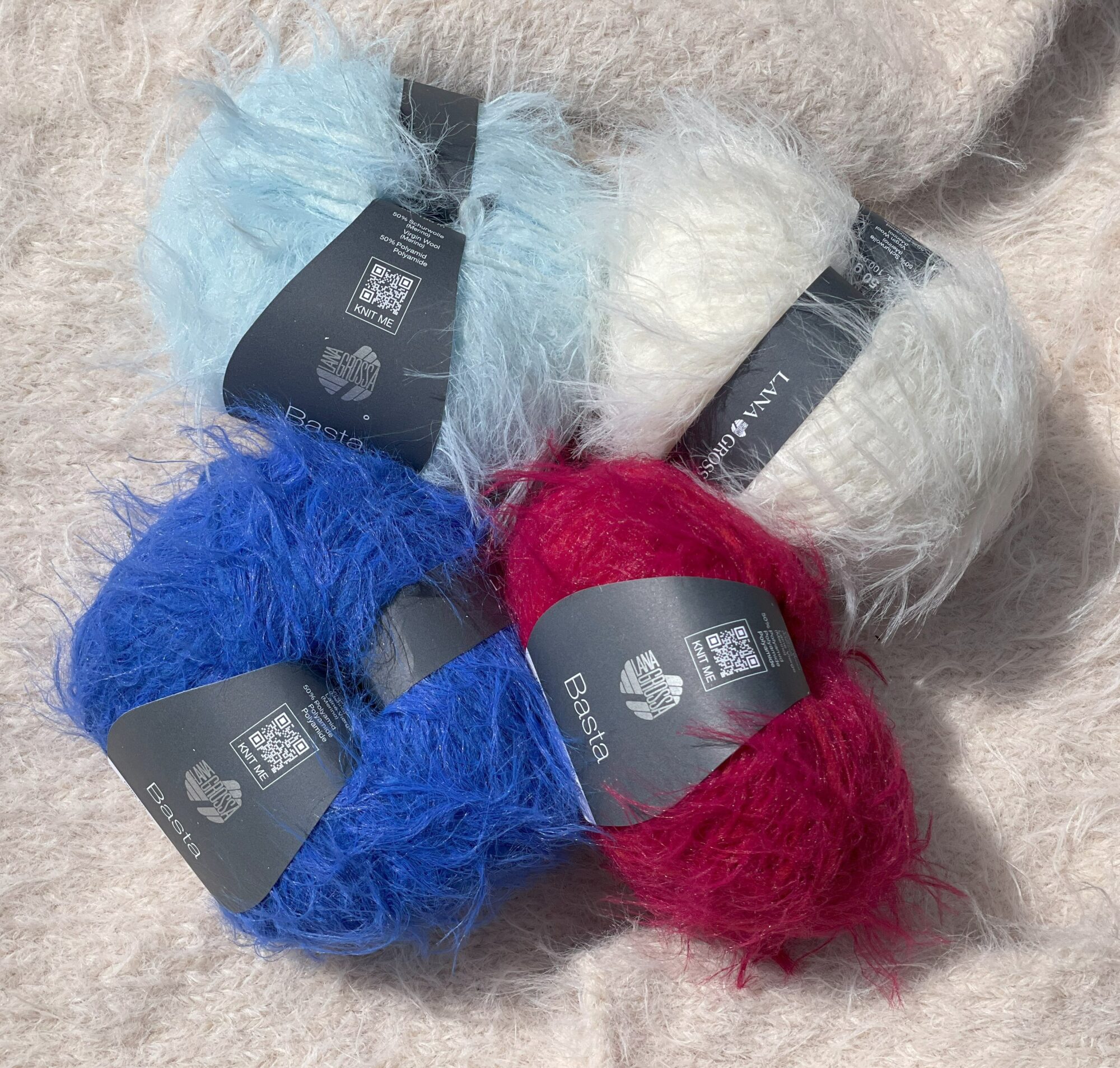 StrikkeKit “Fuzzy Sweater” (Opskrift + Garn) – Ultra blød og elegant – Størrelse S