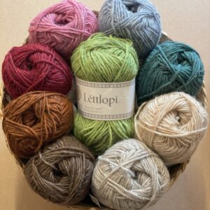Lettlopi 100% Islandsk uld. Uldgarn i mange smukke farver. Køb på NemHjem.dk til gode priser med lyn hurtig levering.