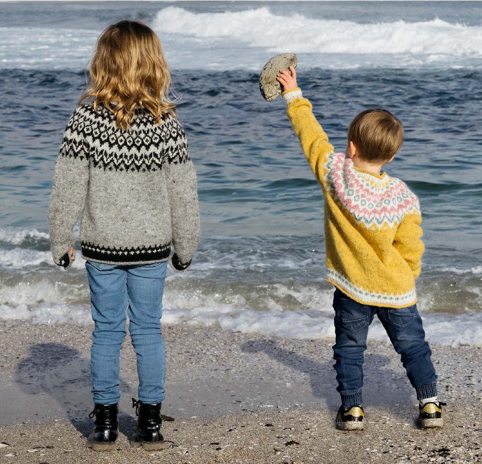 Gratis Strikkeopskrift – Sweater til børn “Riddari” – Strikkes i “Fjallalopi” Islandsk Uldgarn