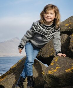 Gratis Strikkeopskrift – Sweater til børn “Riddari” – Strikkes i “Fjallalopi” Islandsk Uldgarn