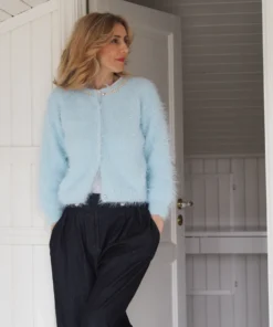 StrikkeKit “Fuzzy Cardigan” (Opskrift + Garn) – Ultra blød og elegant – Størrelse M