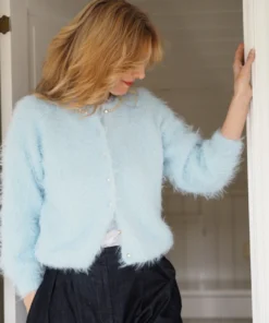 StrikkeKit – “Fuzzy Cardigan” – Blød, elegant og tidløs. FRA 439,- KR