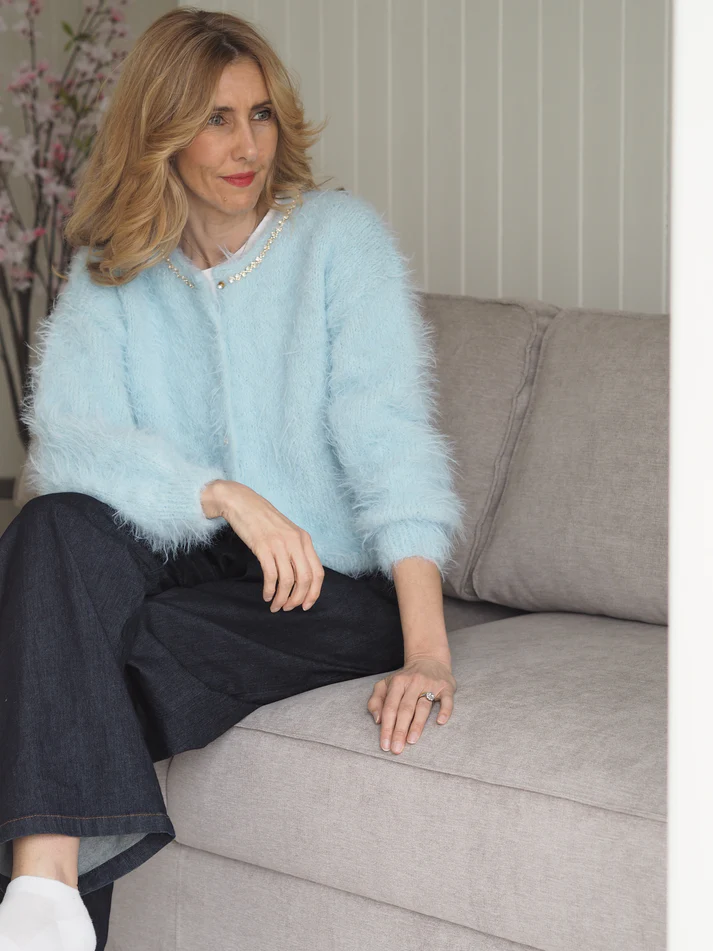 StrikkeKit “Fuzzy Cardigan” (Opskrift + Garn) – Ultra blød og elegant – Størrelse XL