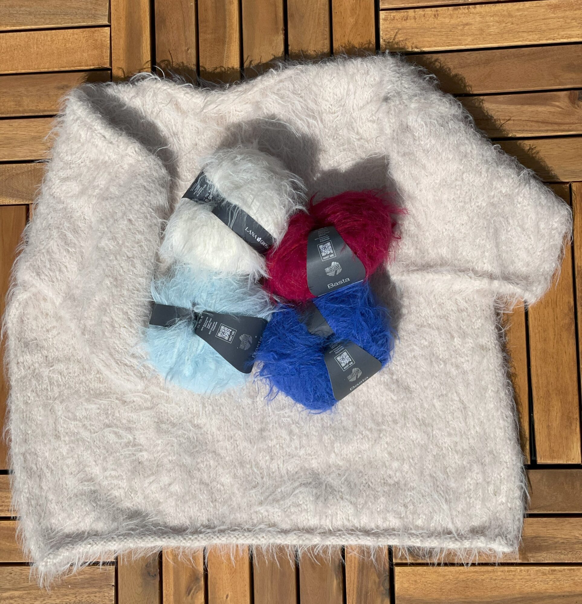 StrikkeKit “Fuzzy Tee” (Opskrift + Garn) – Ultra blød og elegant – Størrelse XS-S