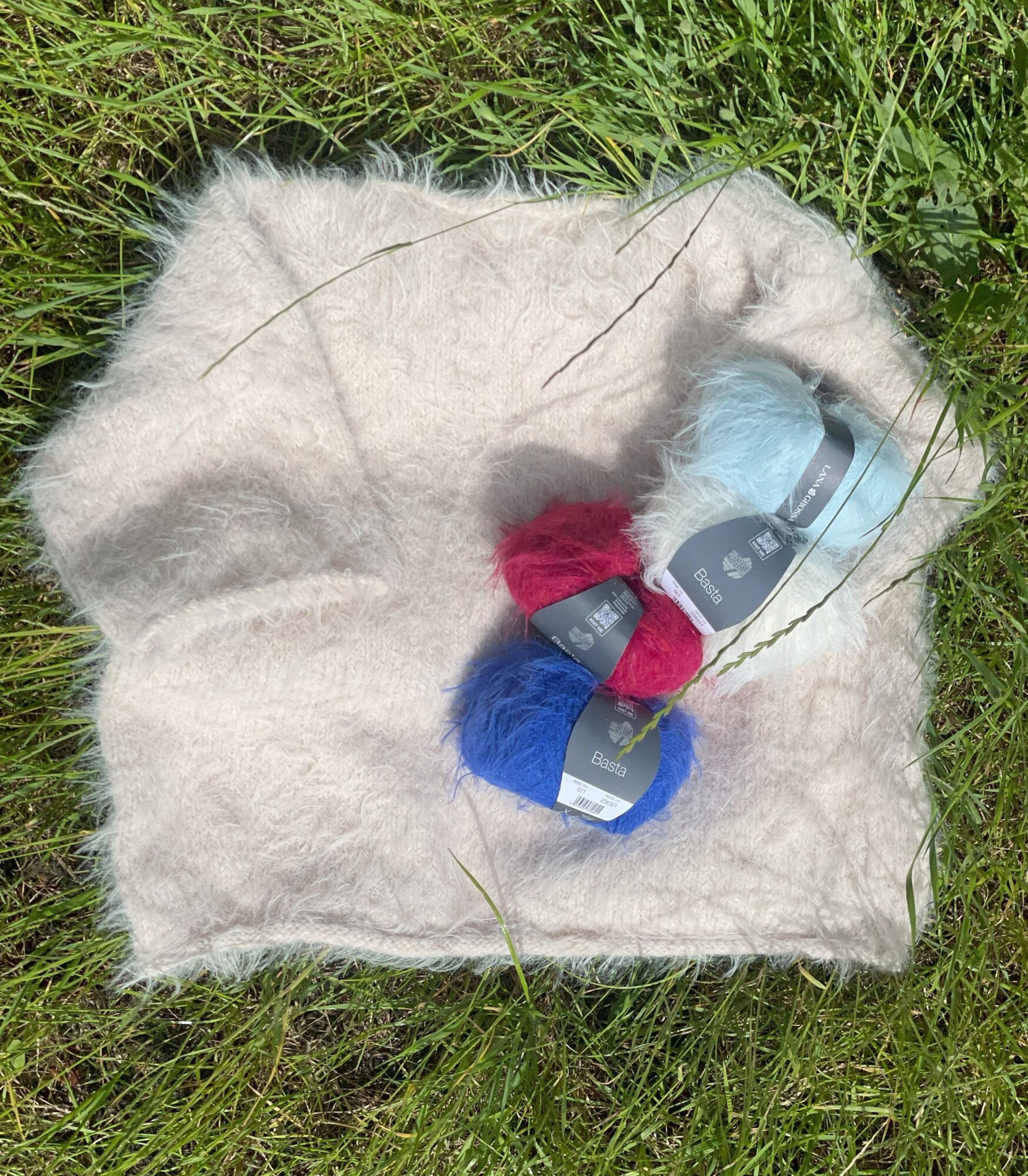 StrikkeKit “Fuzzy Tee” (Opskrift + Garn) – Ultra blød og elegant – Størrelse XS-S