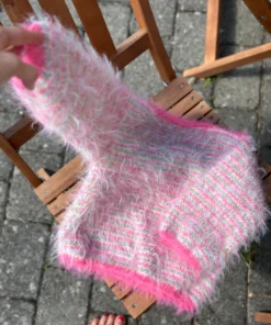 Strikkeopskrift “Fuzzy Sweater Barn” – Sød og blød børnesweater. (Tove Lindtein)