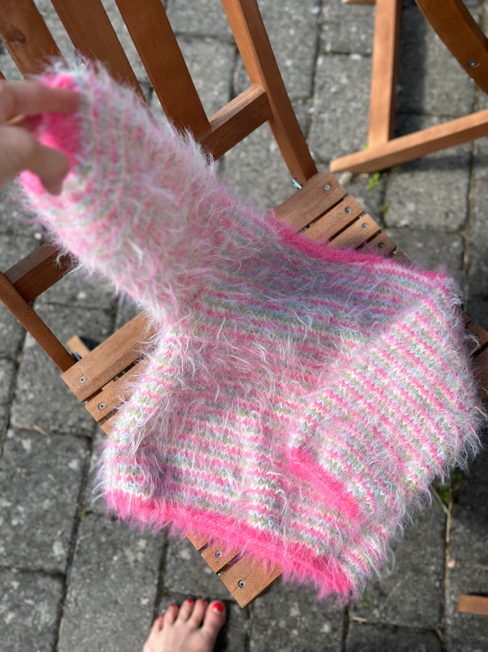 Strikkeopskrift “Fuzzy Sweater Barn” – Sød og blød børnesweater. (Tove Lindtein)