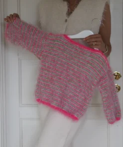 Strikkeopskrift “Fuzzy Sweater Barn” – Sød og blød børnesweater. (Tove Lindtein)