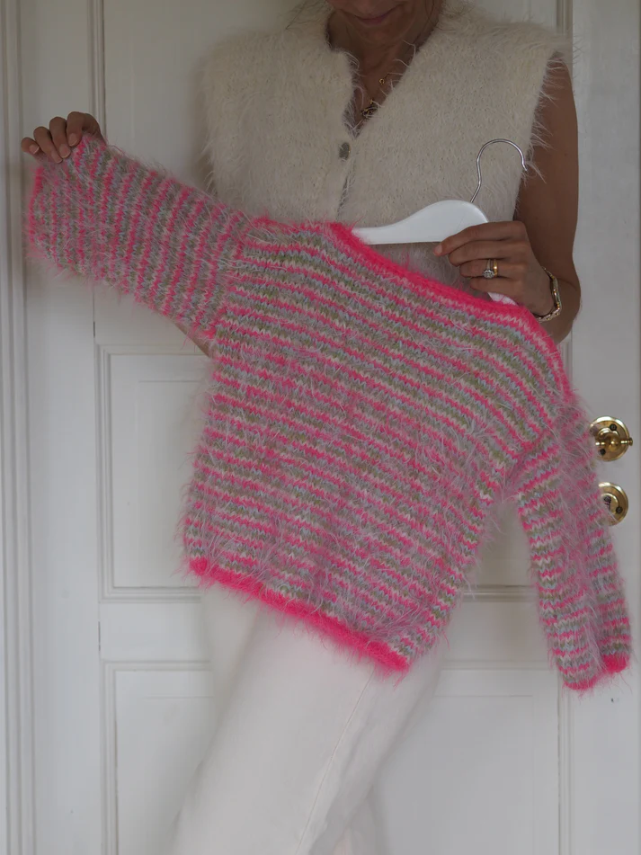 Strikkeopskrift “Fuzzy Sweater Barn” – Sød og blød børnesweater. (Tove Lindtein)