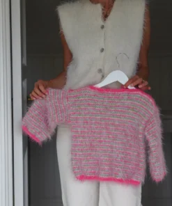 Strikkeopskrift “Fuzzy Sweater Barn” – Sød og blød børnesweater. (Tove Lindtein)