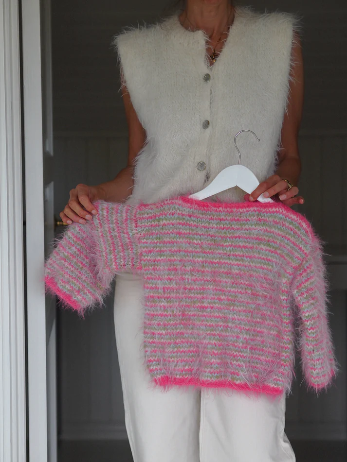 Strikkeopskrift “Fuzzy Sweater Barn” – Sød og blød børnesweater. (Tove Lindtein)