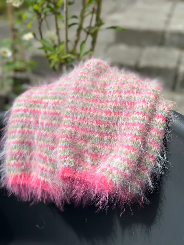 Strikkeopskrift “Fuzzy Sweater Barn” – Sød og blød børnesweater. (Tove Lindtein)