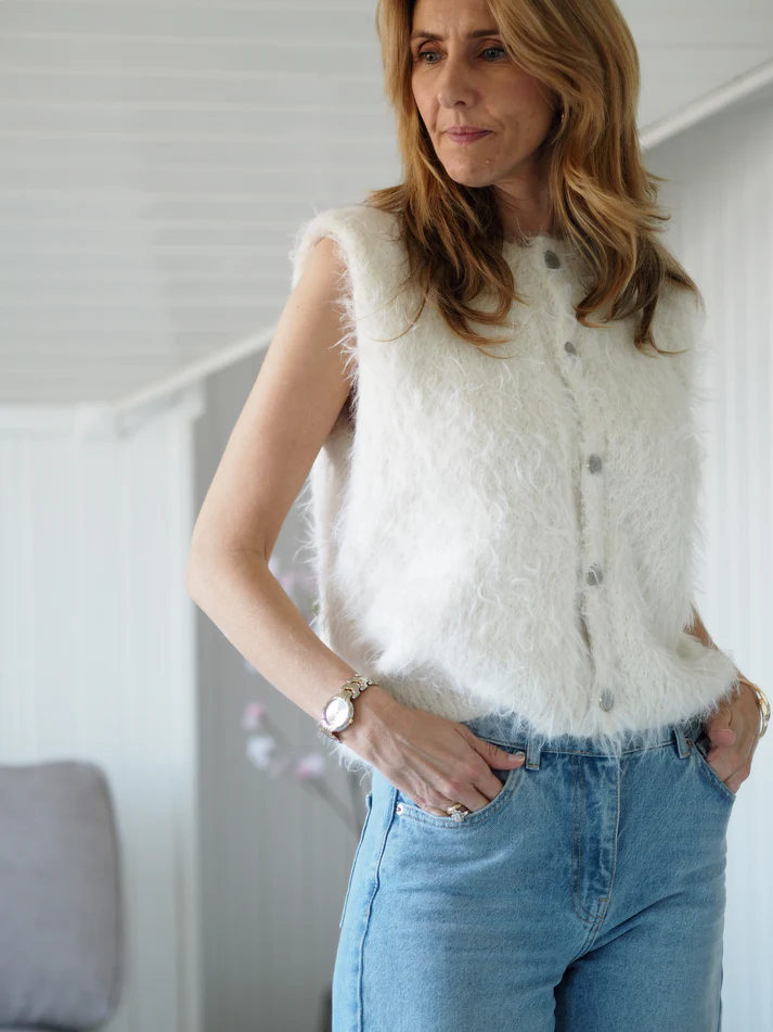 Strikkeopskrift “Fuzzy Vest” – Elegant og blød sweater. (Tove Lindtein)