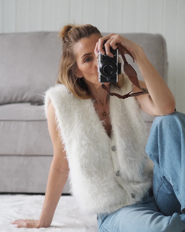 Strikkeopskrift “Fuzzy Vest” – Elegant og blød sweater. (Tove Lindtein)