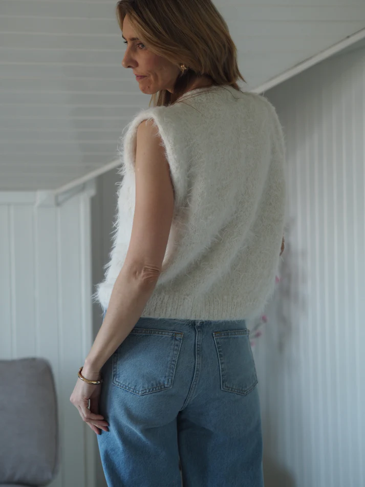 Strikkeopskrift “Fuzzy Vest” – Elegant og blød sweater. (Tove Lindtein)
