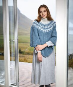 Strikkeopskrift – Fnug-let Poncho “Sporður” 39-07 – Strikkes i “Plötulopi” Islandsk Uldgarn