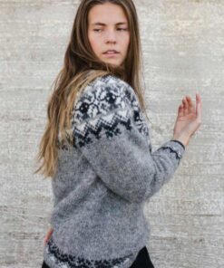 Strikkeopskrift – Islandsk Damesweater “Fræ” 42-13 – Strikkes i “Lettlopi” Islandsk Uldgarn