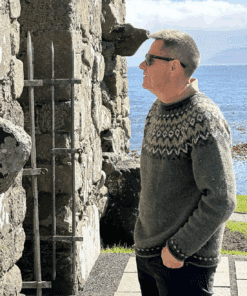 Strikkeopskrift – Islandsk sweater “Riddari” 28-3 – Strikkes i “Lettlopi” (Sendes straks)