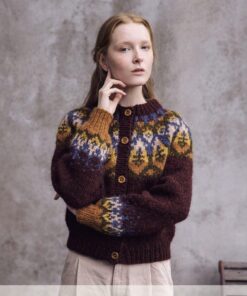 Strikkeopskrift – Cardigan “Uppbót” 41-15 (Alafoss-lopi) Sendes straks