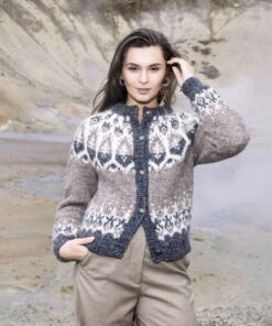 Strikkeopskrift – Cardigan “Uppbót” 41-15 (Alafoss-lopi) Sendes straks