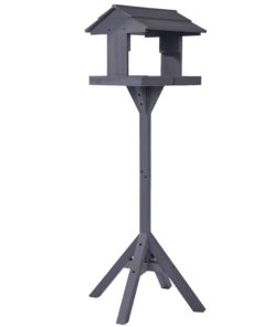 Fuglefoderhus med fod “Classic”. Gråolieret fyrretræ med trætag.