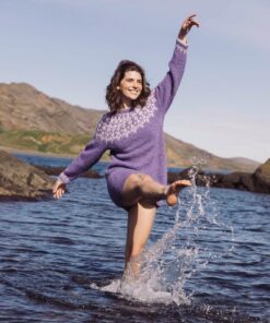 Strikkeopskrift – Kjole/Sweater “Blåregn” 43-02. Strikkes i Plötulopi og Einband (Sendes straks)