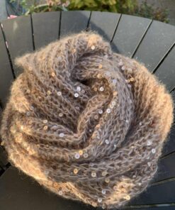 StrikkeKit “Idas Scarf” Ultra blødt og elegant scarf med effektgarn.