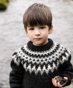 Strikkeopskrift – Islandsk Børnesweater “Æsa” 41-25 – Populært lopi mønster (Lettlopi)