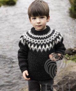 Strikkeopskrift – Islandsk Børnesweater “Æsa” 41-25 – Populært lopi mønster (Lettlopi)