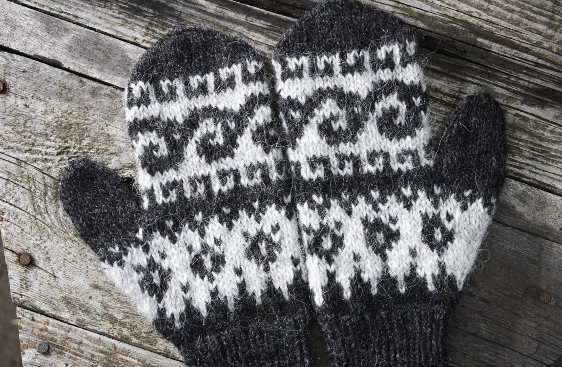 Strikkeopskrift – Vanter i uld “Krókur” strikket i Lettlopi 40-06 (Sendes straks)
