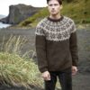 StrikkeKit – Islandsk sweater Unisex “Sexblaðarós” Grønbrun i “Plötulopi” Størrelse S-XL