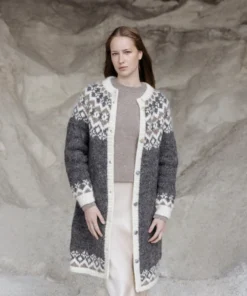 Strikkeopskrift – Lang Cardigan “Veturnætur” 44-13 (AlafossLopi) Sendes straks