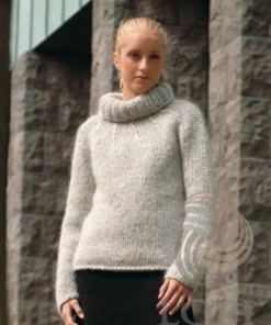Strikkeopskrift – Sweater “Nú” 25-2 Flot og dejlig varm sweater med rullekrave “Jöklalopi” (Sendes straks)