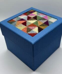 Baldyre Boxen broderikit. PICK’N’MIX Boxen – Vælg mellem 3 farver