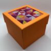 Baldyre boxen broderikit i orange. BroderiKit med box garn mønster stof nål og vejledning. Køb på NemHjem.dk