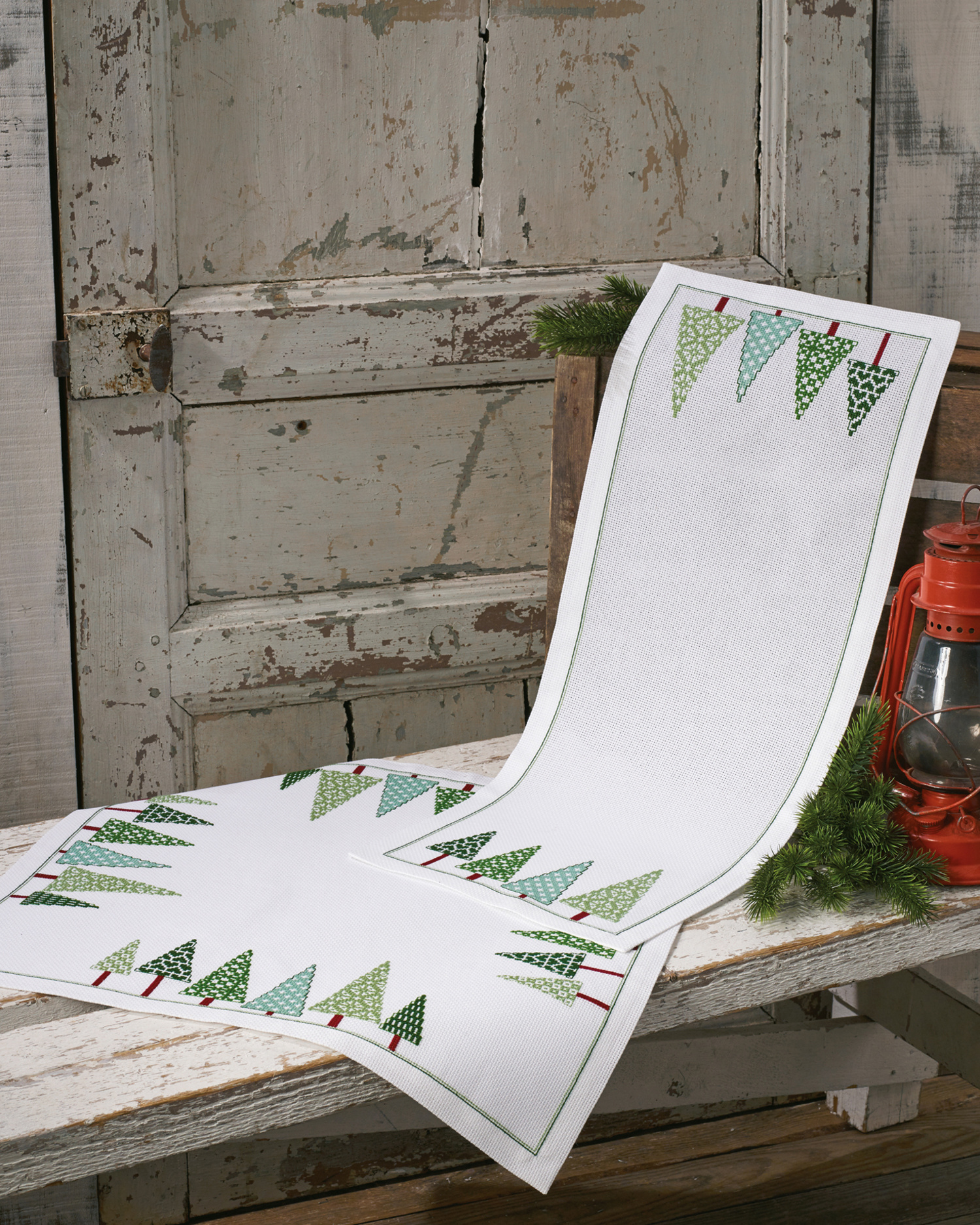 Broderikit Juleløber “Juletræer på række” 28x74cm – Julebroderi