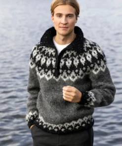 Strikkeopskrift – Sweater “Ýlir” 44-01 Herre sweater strikket i AlafossLopi. (Sendes straks)