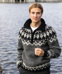 Strikkeopskrift – Sweater “Ýlir” 44-01 Herre sweater strikket i AlafossLopi. (Sendes straks)