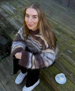 Strikkeopskrift “Fuzzy Mista Sweater” – Blød og smuk sweater. (Tove Lindtein)