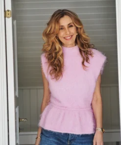 Strikkeopskrift “Fuzzy Peblum Top” – Elegant og blød feminin top. (Tove Lindtein)