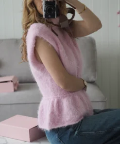 Strikkeopskrift “Fuzzy Peblum Top” – Elegant og blød feminin top. (Tove Lindtein)