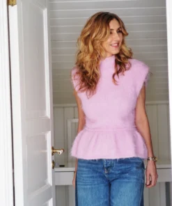 Strikkeopskrift “Fuzzy Peblum Top” – Elegant og blød feminin top. (Tove Lindtein)